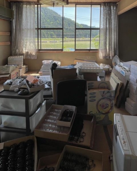 .沢正眼鏡本社の休憩室大掃除︎長年、倉庫と化した休憩室の大掃除を行いました。不要になった機械や商品の在庫たちを少しずつ整理して、片付けて、、、長い間休憩室がなかった社内に、窓が大きくて景色の良い休憩室が現れました！ご協力いただいた皆さんありがとうございます。.次はここで、カレーランチします#サワショウ #沢正眼鏡 #眼鏡 #めがね #メガネ #福井 #鯖江 #Sabae #河和田 #セルフレーム #アセテート #休憩室 #大掃除