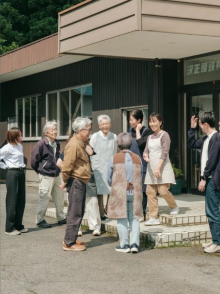 沢正眼鏡ホームページが完成しました！眼鏡と地域をつくる沢正眼鏡らしさぜひご覧ください。「地域」で「眼鏡」をつくる。「眼鏡」で「地域」をつくる。わたしたち沢正眼鏡株式会社は、1953年に創業したプラスチック眼鏡枠製造メーカーです。これからも河和田という地域で眼鏡をつくり続け、眼鏡というものづくりを通して地域をつくっていく。眼鏡産業と地域社会を循環させて持続可能な社会を目指していきます。制作は町内のデザイン会社TSUGIさんです。